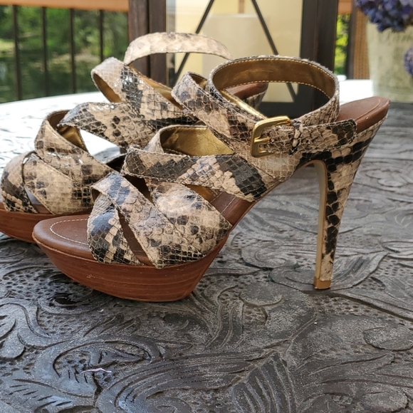 Marc Fisher cobra print platform sandals - Picture 3 of 6